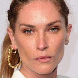 تصویر هنرمند Erin Wasson تصویر هنرمند Erin Wasson