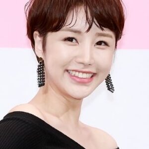 تصویر هنرمند Yoon Jin-yi